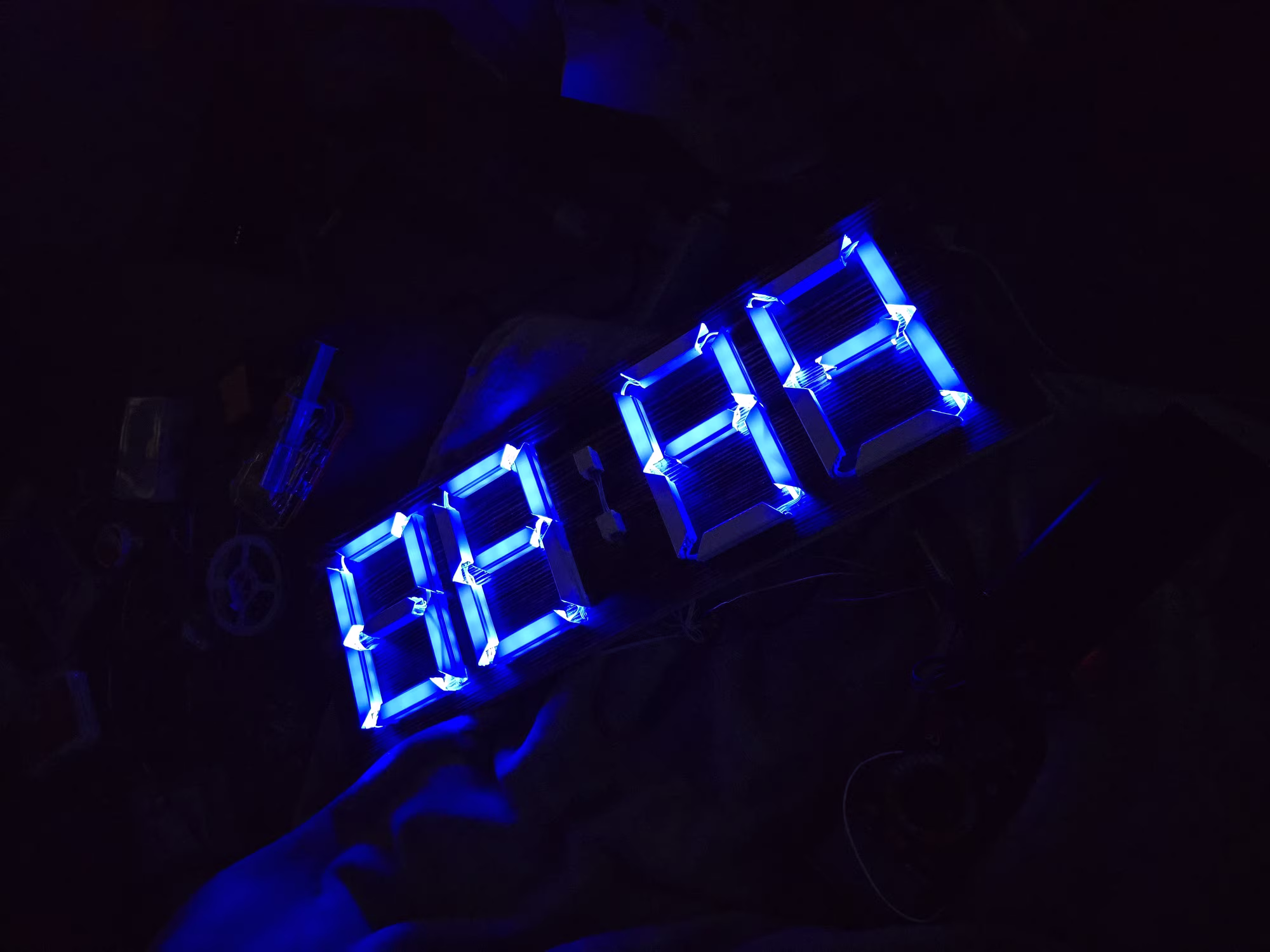 Fertige Uhr im Dunklen